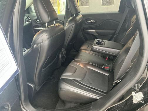 Diamond Black Crystal Pearlcoat 2019 Jeep Cherokee Limited