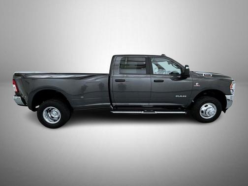 2024 RAM 3500 Big Horn Crew Cab 4x4 8' Box