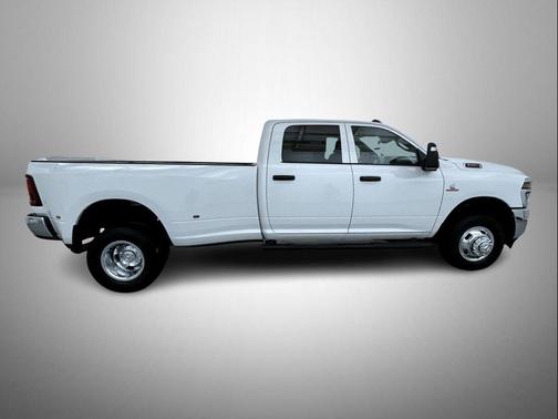 Bright White Clearcoat 2026 RAM 3500 Tradesman Crew Cab 4x4 8' Box