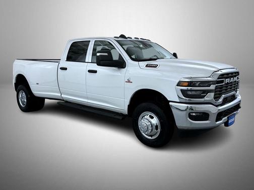 Bright White Clearcoat 2026 RAM 3500 Tradesman Crew Cab 4x4 8' Box
