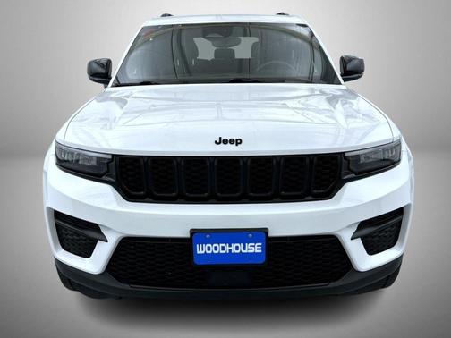 Bright White Clearcoat 2023 Jeep Grand Cherokee Altitude