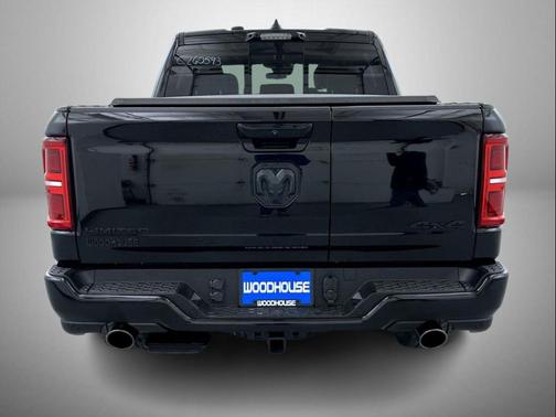 Diamond Black Crystal Pearlcoat 2026 RAM 1500 Limited