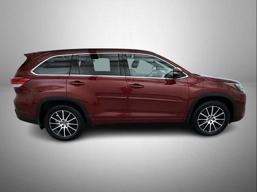 Maroon 2017 Toyota Highlander SE