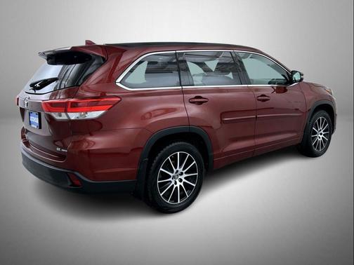 Maroon 2017 Toyota Highlander SE