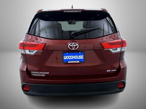 Maroon 2017 Toyota Highlander SE