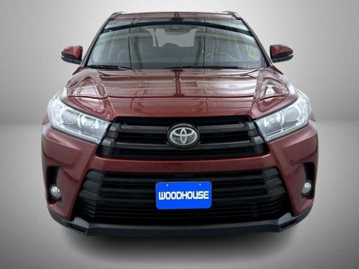 Maroon 2017 Toyota Highlander SE