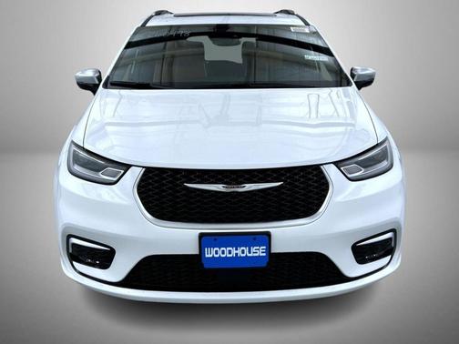 Bright White Clearcoat 2026 Chrysler Pacifica L