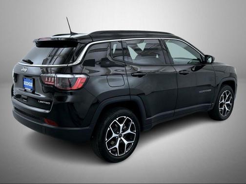 Diamond Black Crystal Pearlcoat 2025 Jeep Compass Limited