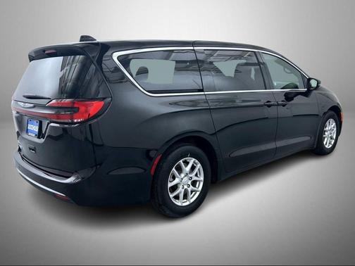 Diamond Black Crystal Pearlcoat 2025 Chrysler Pacifica L