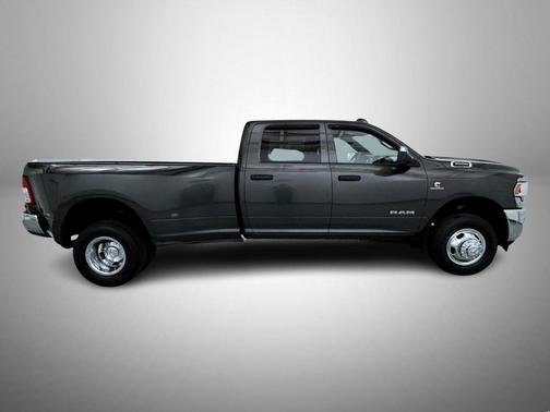 2022 RAM 3500 Tradesman Crew Cab 4x4 8' Box