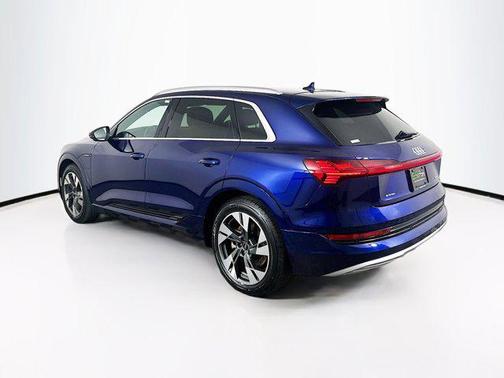 2022 Audi e-tron Premium Plus
