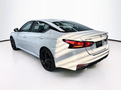 Pearl White Tricoat 2023 Nissan Altima SR FWD