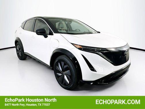 Everest White Pearl Tricoat/Black Diamond Pearl 2023 Nissan ARIYA EVOLVE+