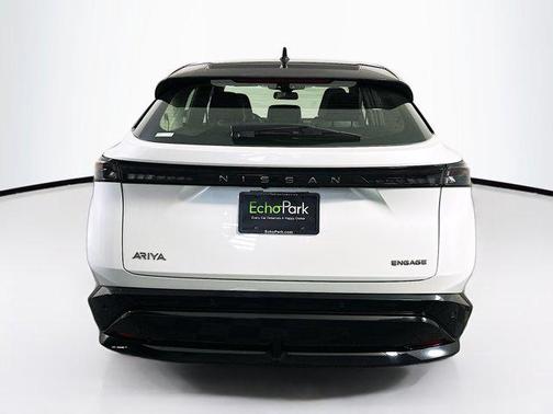Everest White Pearl Tricoat/Black Diamond Pearl 2023 Nissan ARIYA ENGAGE