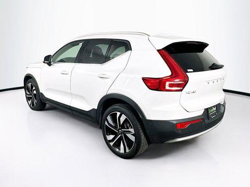 2025 Volvo XC40 B5 Plus Bright Theme