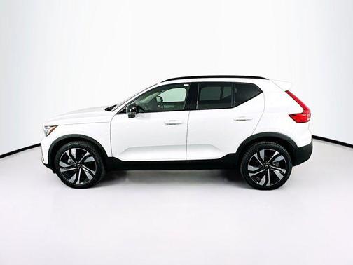 2025 Volvo XC40 B5 Plus Dark Theme