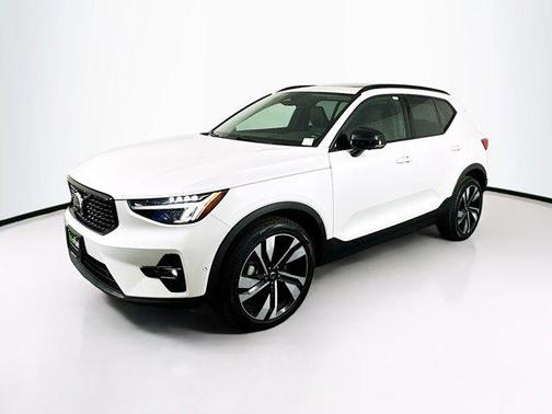 2025 Volvo XC40 B5 Plus Dark Theme