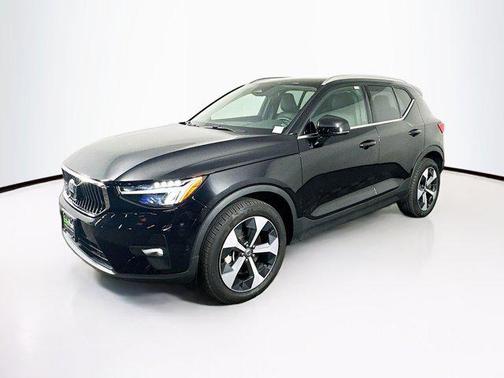 2025 Volvo XC40 B5 Plus Bright Theme