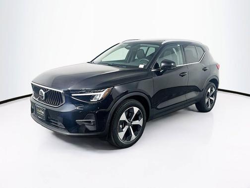 Onyx Black Metallic 2023 Volvo XC40 B5 Plus Bright Theme