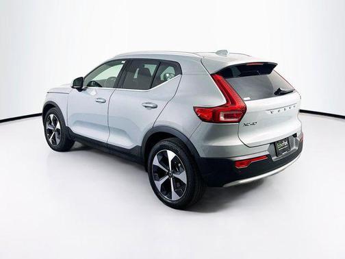 2025 Volvo XC40 B5 Plus Bright Theme
