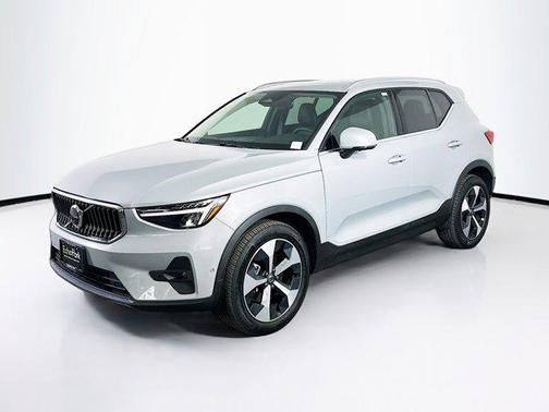 2025 Volvo XC40 B5 Plus Bright Theme