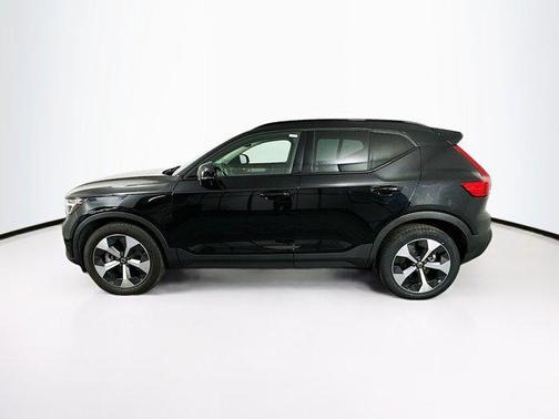 2023 Volvo XC40 B4 Ultimate Dark Theme
