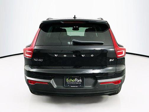 2023 Volvo XC40 B4 Ultimate Dark Theme