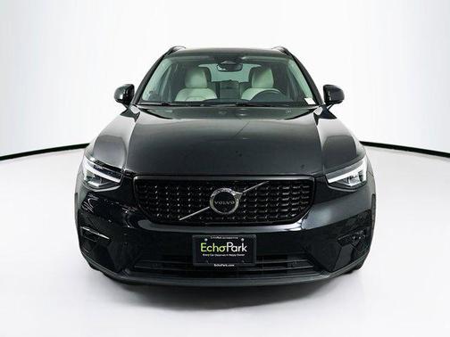 2023 Volvo XC40 B4 Ultimate Dark Theme