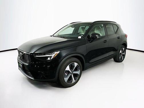 2023 Volvo XC40 B4 Ultimate Dark Theme