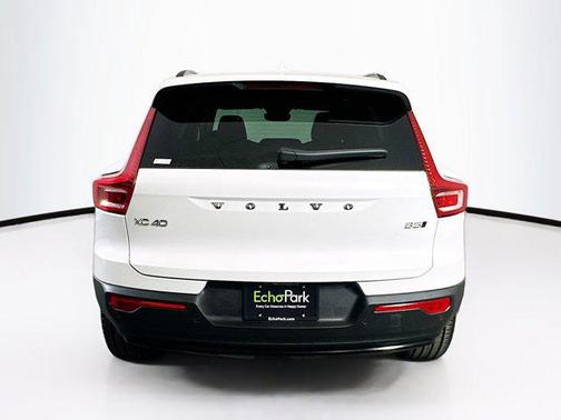 2025 Volvo XC40 B5 Plus Dark Theme