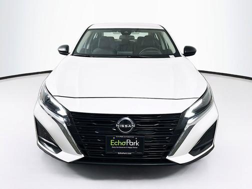 Glacier White 2025 Nissan Altima SV FWD