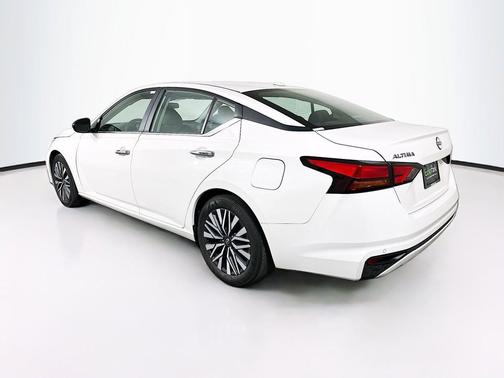 Glacier White 2025 Nissan Altima SV FWD
