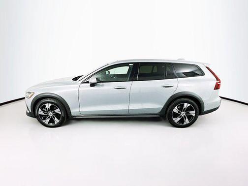 2025 Volvo V60 Cross Country B5 Plus