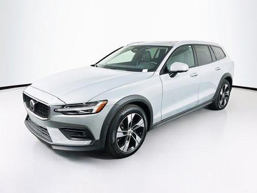 2025 Volvo V60 Cross Country B5 Plus