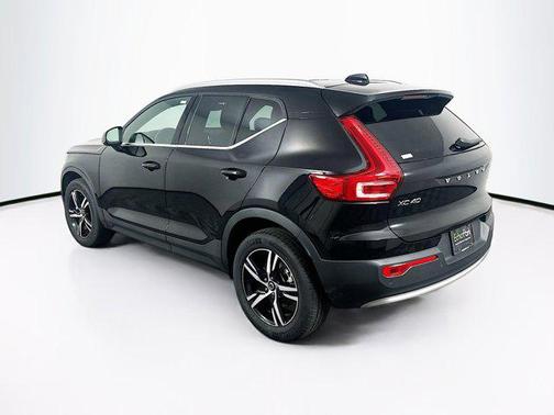 2025 Volvo XC40 B5 Core Bright Theme