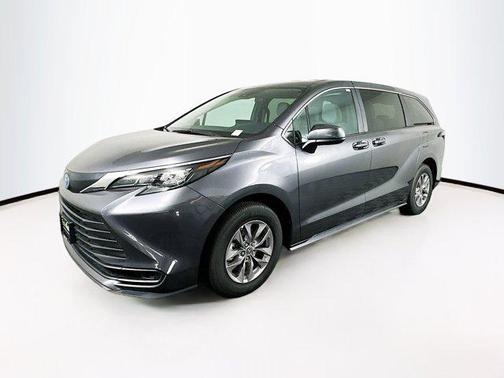2025 Toyota Sienna LE