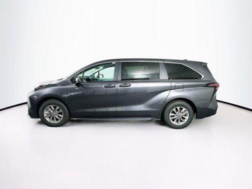 2025 Toyota Sienna LE