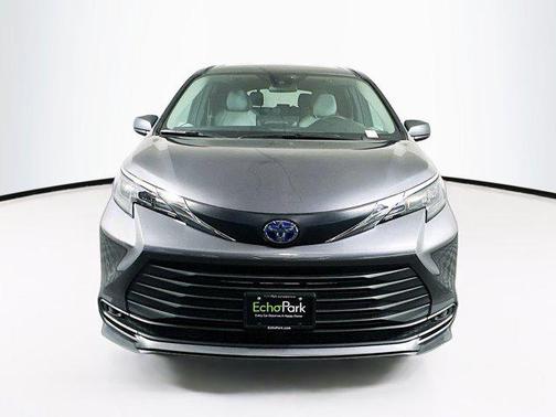 2025 Toyota Sienna LE