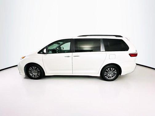 2020 Toyota Sienna XLE