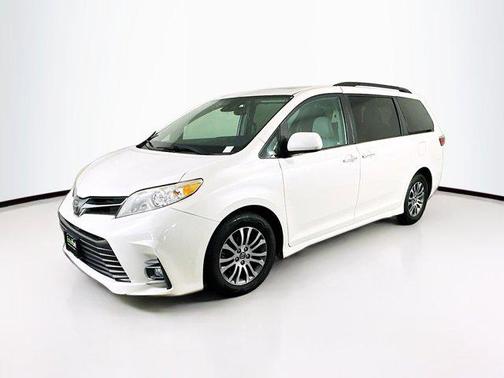 2020 Toyota Sienna XLE