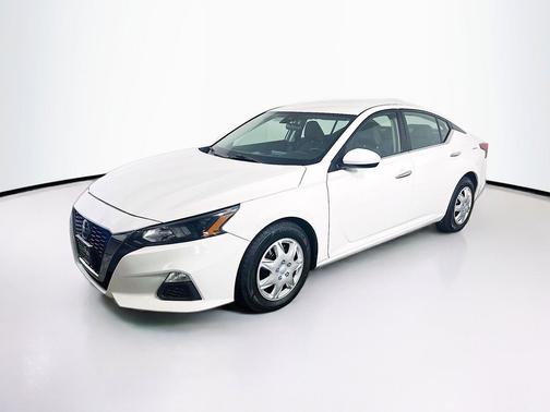 Glacier White 2022 Nissan Altima S FWD