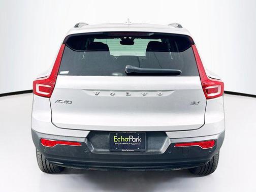 2023 Volvo XC40 B4 Ultimate Dark Theme