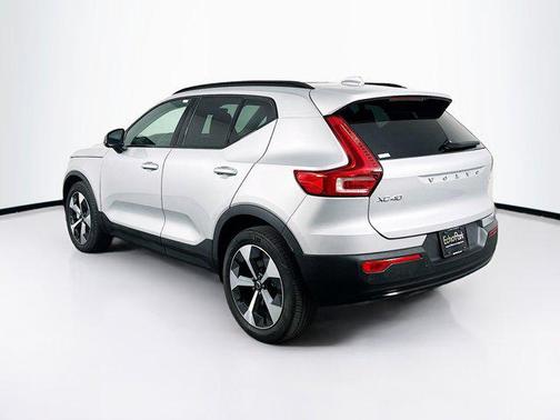 2023 Volvo XC40 B4 Ultimate Dark Theme