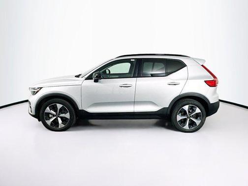 2023 Volvo XC40 B4 Ultimate Dark Theme