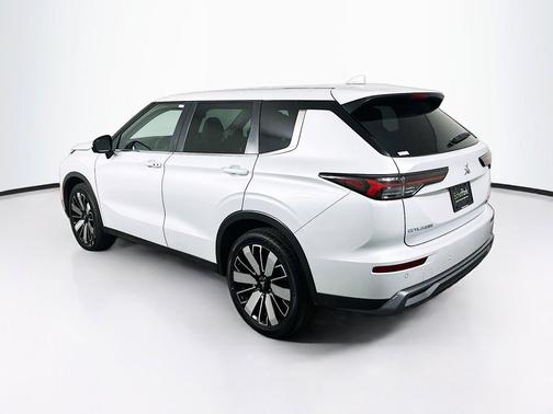 Black Diamond 2025 Mitsubishi Outlander SE