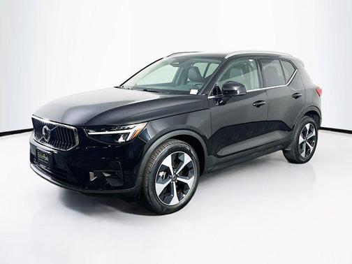 2025 Volvo XC40 B5 Plus Bright Theme