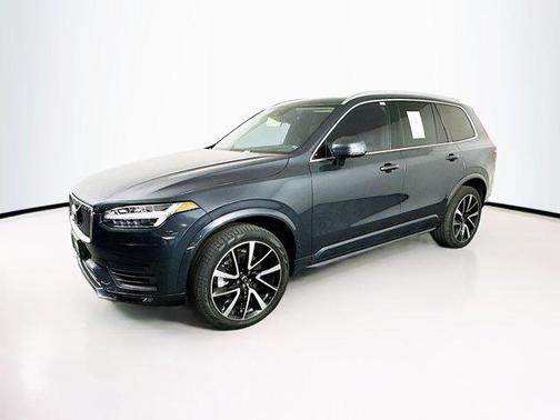 2022 Volvo XC90 T6 Momentum