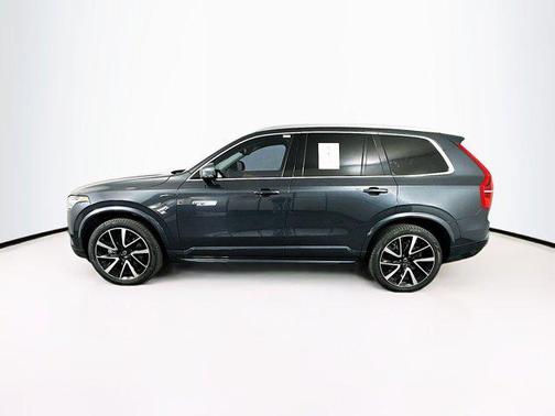 2022 Volvo XC90 T6 Momentum