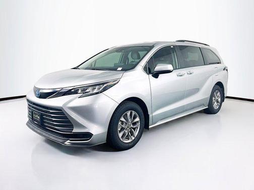2022 Toyota Sienna LE