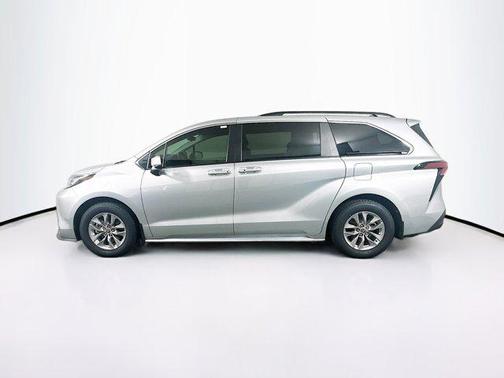 2022 Toyota Sienna LE